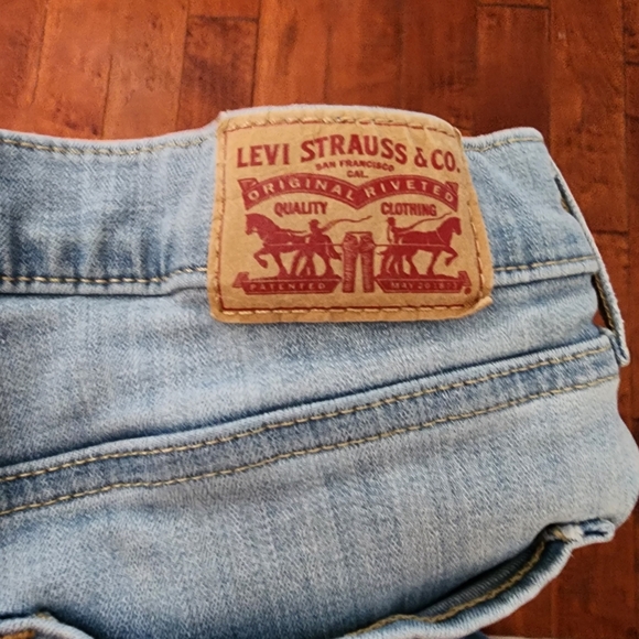 Womens Levis - Picture 4 of 9